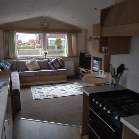 D24 Is A 2 Bedroom 6 Berth Caravan Close To The Beach On Whitehouse Leisure Park In Towyn Near Rhyl With Decking And Private Parking Space This Is A Pet Free Caravan Abergele Zewnętrze zdjęcie