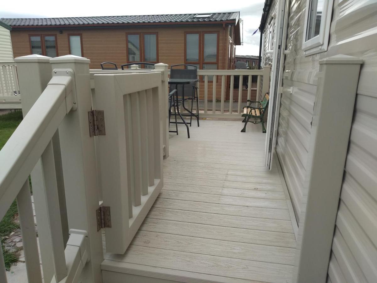 D24 Is A 2 Bedroom 6 Berth Caravan Close To The Beach On Whitehouse Leisure Park In Towyn Near Rhyl With Decking And Private Parking Space This Is A Pet Free Caravan Abergele Zewnętrze zdjęcie