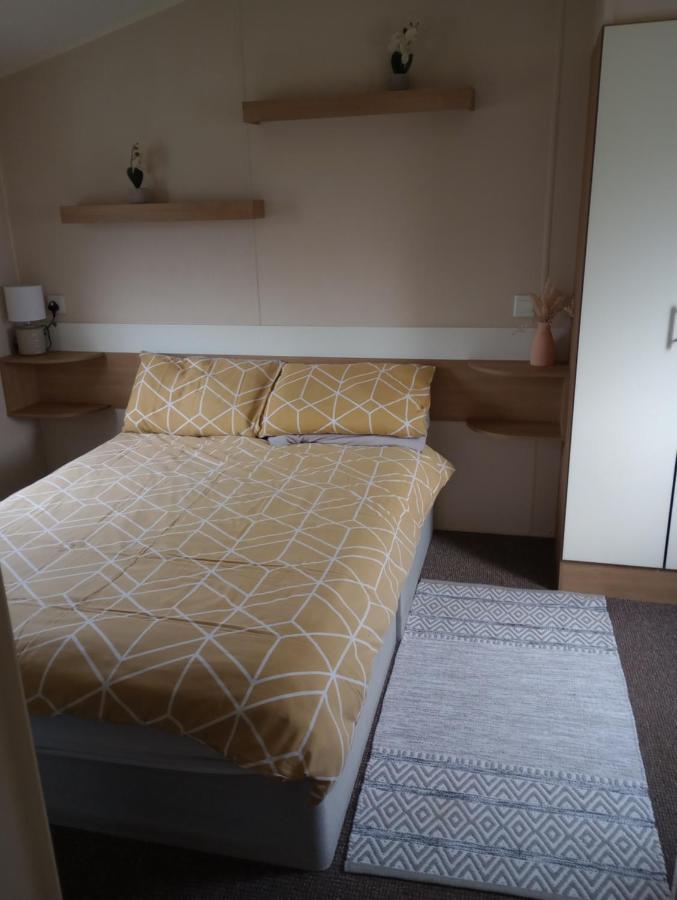 D24 Is A 2 Bedroom 6 Berth Caravan Close To The Beach On Whitehouse Leisure Park In Towyn Near Rhyl With Decking And Private Parking Space This Is A Pet Free Caravan Abergele Zewnętrze zdjęcie