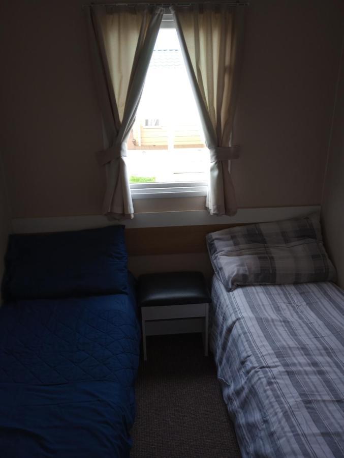 D24 Is A 2 Bedroom 6 Berth Caravan Close To The Beach On Whitehouse Leisure Park In Towyn Near Rhyl With Decking And Private Parking Space This Is A Pet Free Caravan Abergele Zewnętrze zdjęcie
