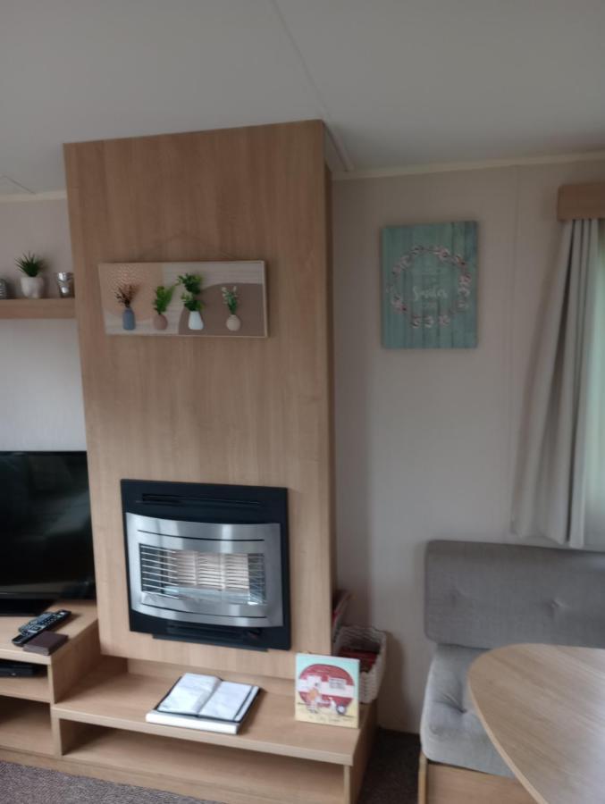 D24 Is A 2 Bedroom 6 Berth Caravan Close To The Beach On Whitehouse Leisure Park In Towyn Near Rhyl With Decking And Private Parking Space This Is A Pet Free Caravan Abergele Zewnętrze zdjęcie